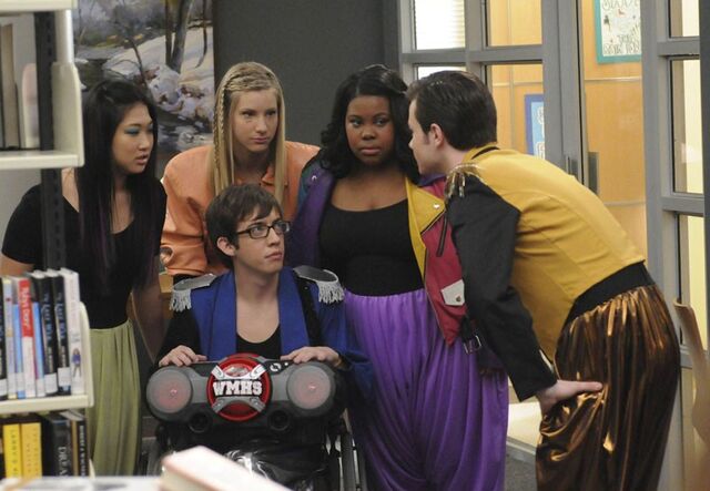 File:Kevin-mchale-chris-colfer-jenna-ushkowitz-amber-riley-heather-elizabeth-morris-nell-episodio-bad-reputation-di-glee-161939.jpg