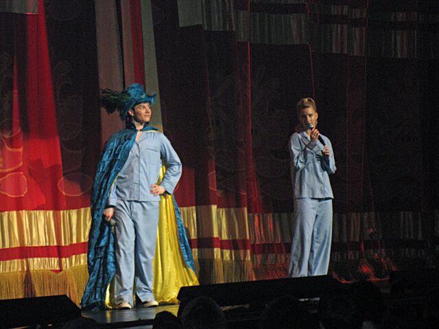 File:012 Kurt Brittany Glee Live.jpg
