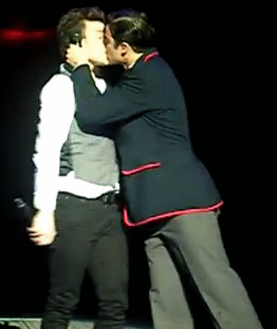 File:Glee-Live-Klaine-Skit-klaine-23740687-497-591.png