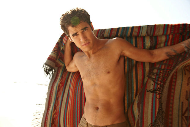 File:Darrenlookingsexywithablanketonthebeach.jpg