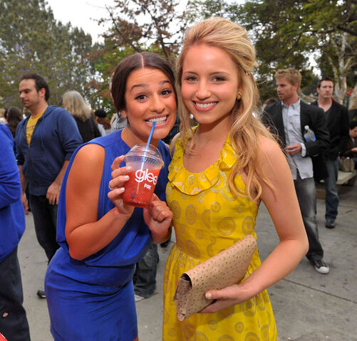 File:Fox+Premiere+Of+Glee+Inside+8iN9frp2EEtl.jpg