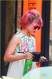 File:Quinn pink hair 1.jpg