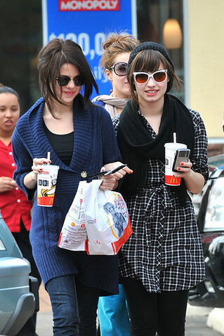 File:Selena-gomez-and-demi-lovato-5.jpg
