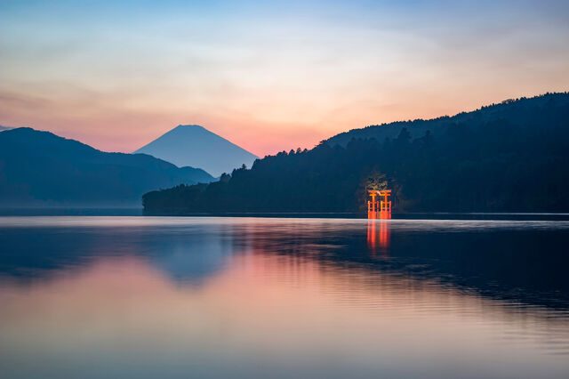 File:Lake-Ashi.jpg