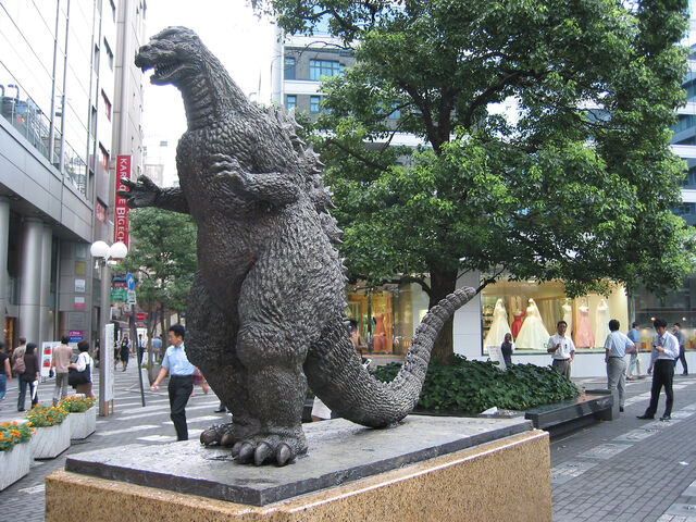 File:Tkoyo godzilla statue.jpg