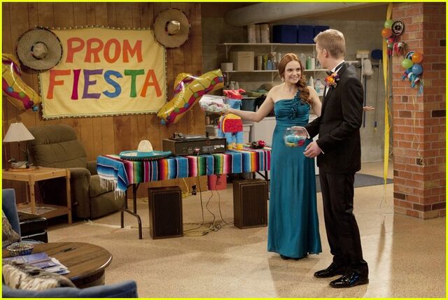 File:Good-luck-charlie-dress-shower-20.jpg