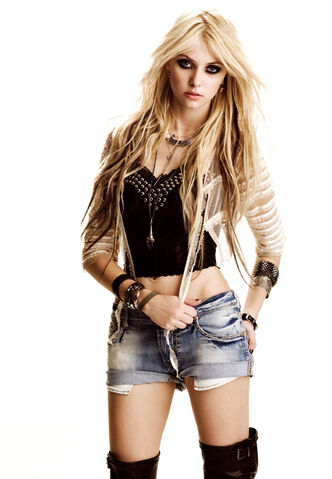 File:Taylor Momsen Cosmo.jpg