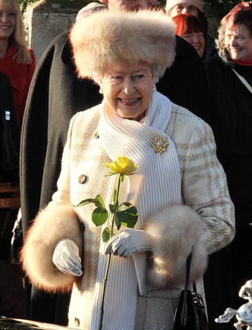 Fichier:Queen+Elizabeth+II+Royal+Family+Attend+Their+CyAA4hjIL7Ul.jpg