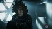 Selina avec son arme.jpg