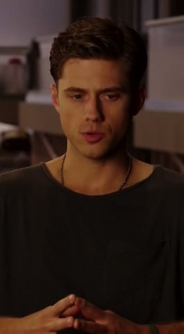 File:AaronTveit.png