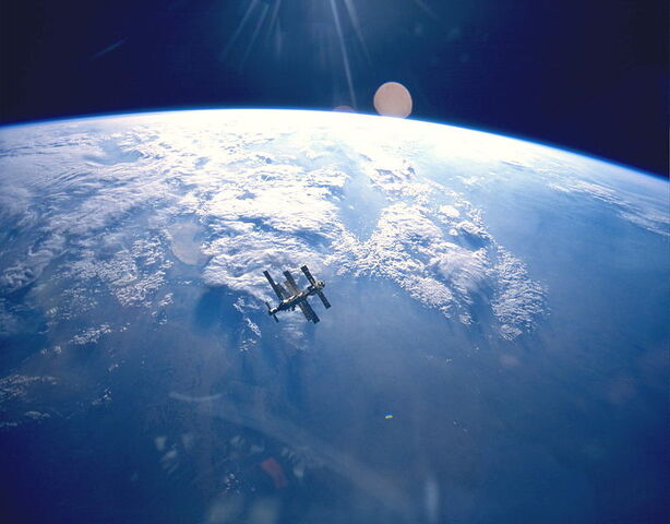 File:768px-Earth & Mir (STS-71).jpg