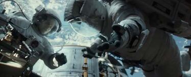 Sandra-Bullock-and-George-Clooney-in-Gravity