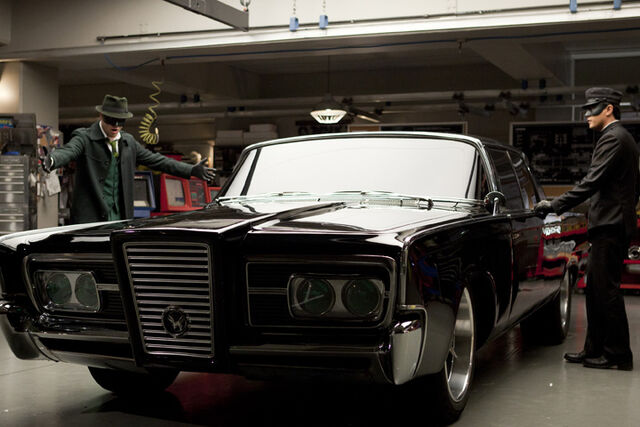 File:2 car admire.jpg