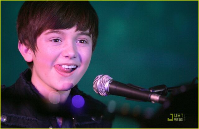 File:Greyson-Michael-greyson-chance-31192346-1222-792.jpg