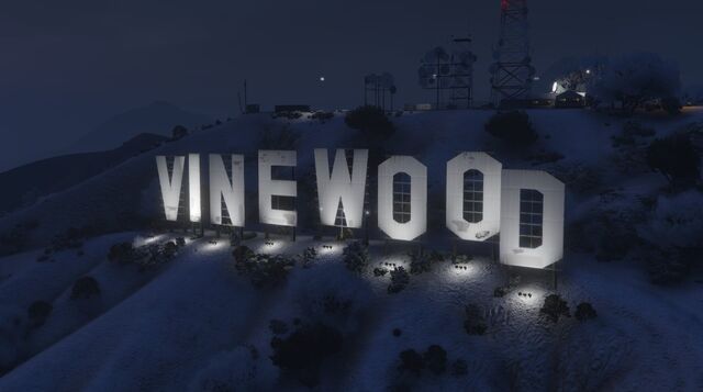 File:VinewoodSign-GTAO-Snow-Night.jpg