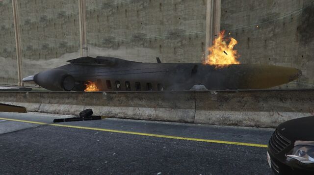 File:LuxorDeluxe-GTAV-Destroyed.jpg