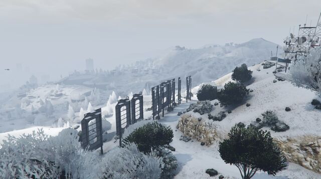 File:VinewoodSign-GTAO-Snow2.jpg