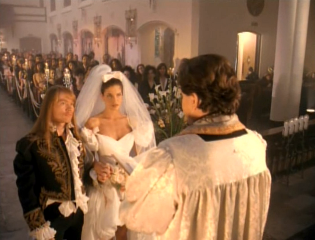 Archivo:Rose y Seymour en el video de November Rain.png