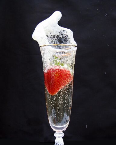 File:Strawberry+and+Champagne-3106.jpg