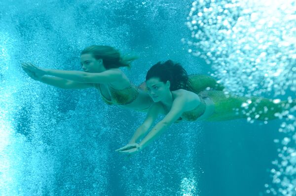 File:1280x1024-Swimming.jpg