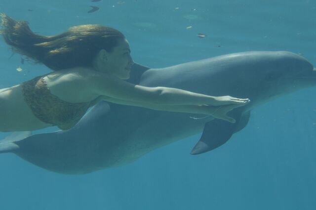 File:Cleo With A Dolphin.jpg