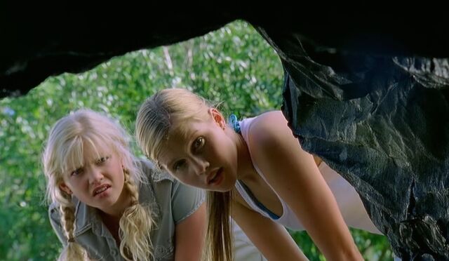 File:Looking Down A Hole.jpg