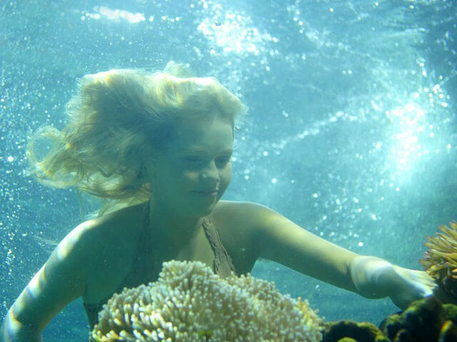 File:Emma-h2o-just-add-water-9321176-1024-768.jpg