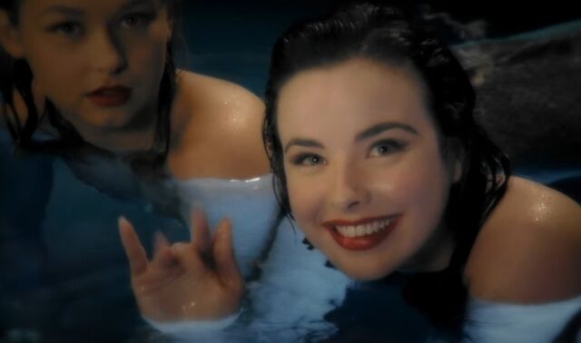 File:Gracie Waving.jpg
