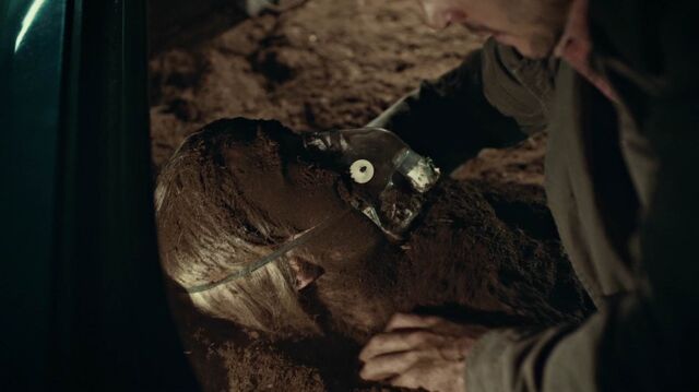 File:1x02 AMuddyWoman.jpg