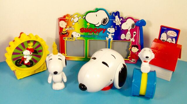 File:Wendy'sSnoopyandthePeanutsGangToys.jpg