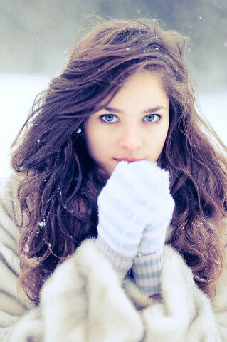 File:Blue-eyes-curly-hair-globes-pretty-girl.-snow-thinspiration-white-Favim.com-69980.jpg