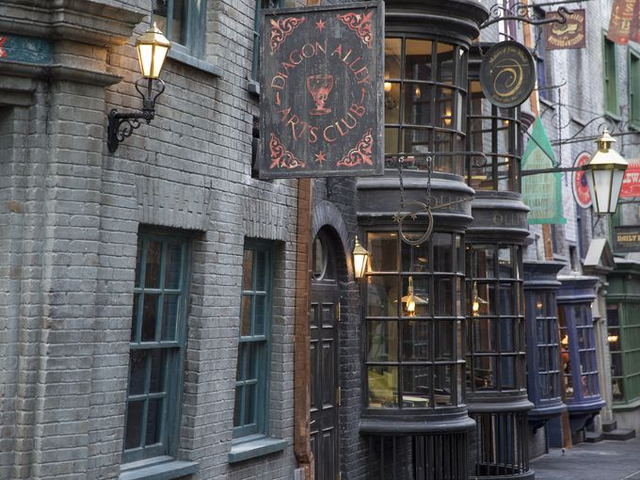 File:DiagonAlleyArtsClub.png