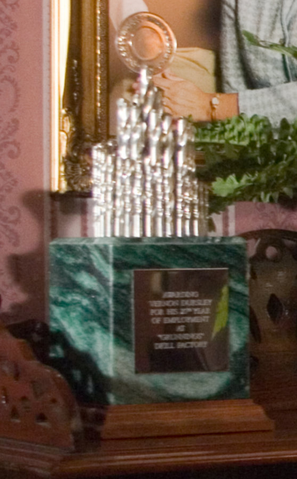 File:VernonDursleyGrunningsAward.png