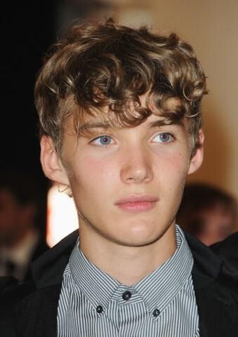 File:Toby Regbo.jpg