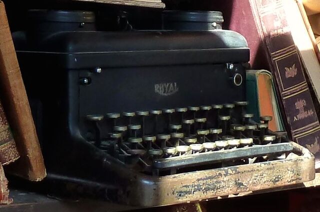 File:RoyalTypewriter.jpg