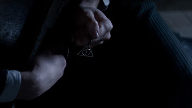 File:Grindelwald's necklace.jpg