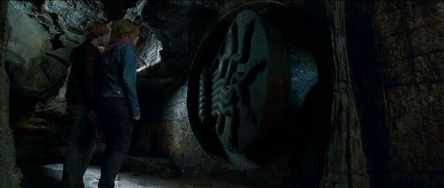 File:Ron hermione chamber of secrets.jpg