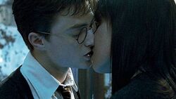 Harry kissing cho chang 400x300.jpg
