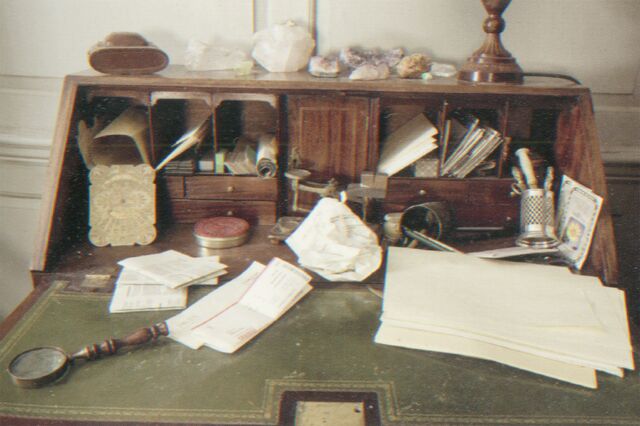 File:SlughornHouseDesk.jpg
