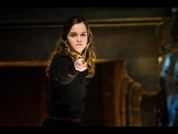 Medium Hermione Holding Wand-sr614rqj