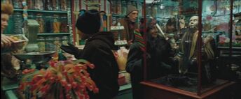 830px-Honeydukes.jpg