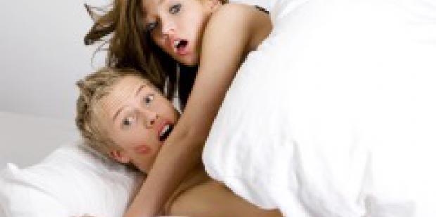 File:Surprised-couple-in-bed.jpg