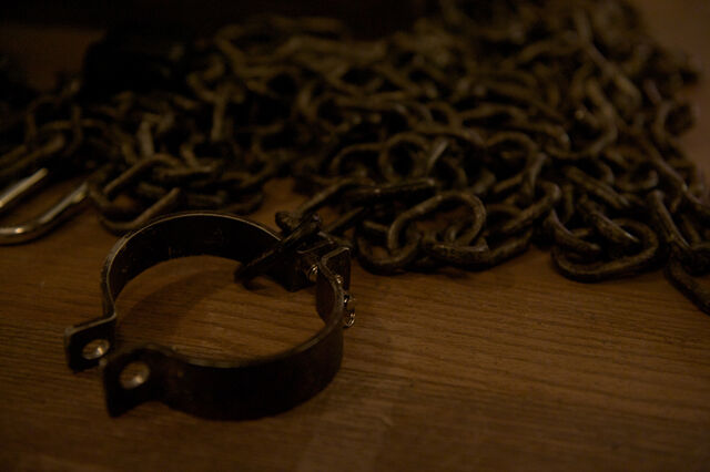 Datei:Chained2.jpg