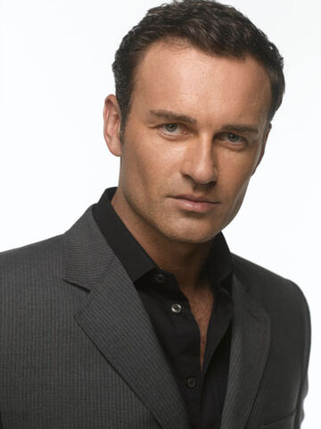 Archivo:Julian McMahon.jpg
