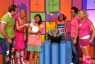 Hi-5-member-Kathleen-de-Leon-Jones-with-her-new-baby-5624289.jpg