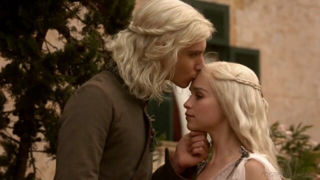 Archivo:Viserys Daenerys Targaryen hbo.jpg