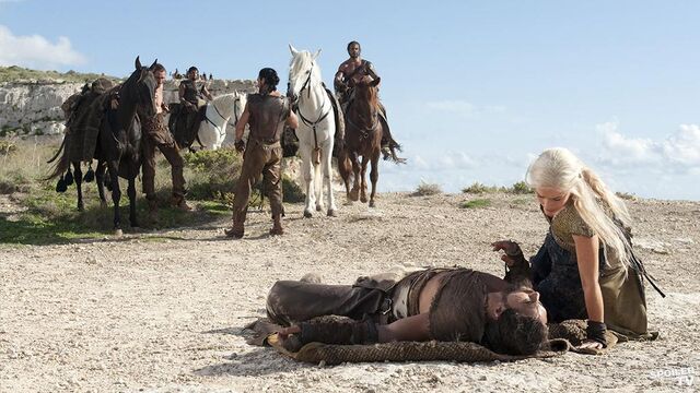 Archivo:Drogo caído HBO.jpg