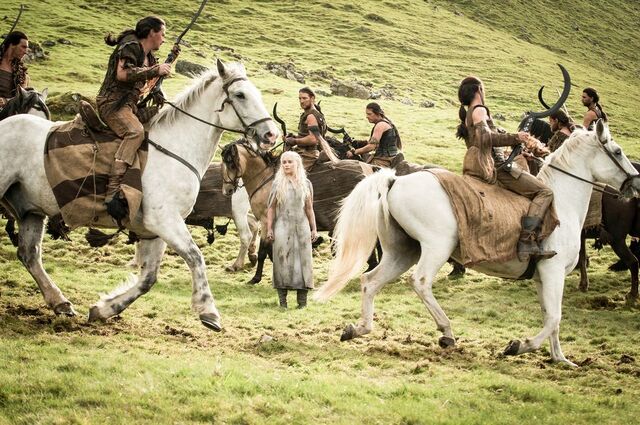 Archivo:Daenerys dothrakis T5 HBO.jpg