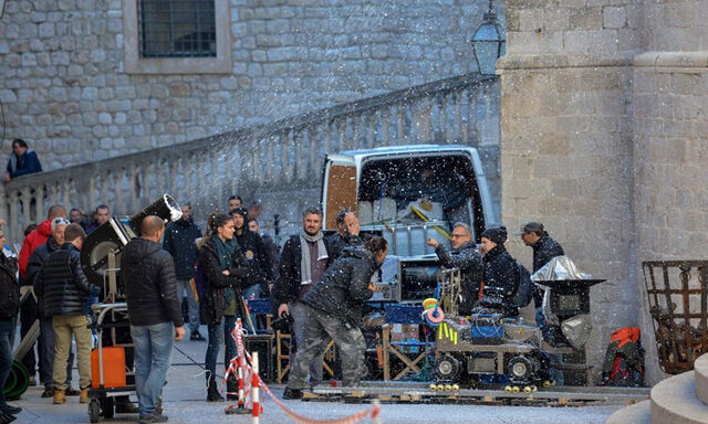 Archivo:Game-of-Thrones-Filming-Snow-Jeremy-Podeswa.jpg