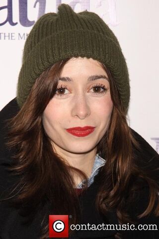 File:Cristin-milioti-matilda-the-musical-arrivals 3601351.jpg